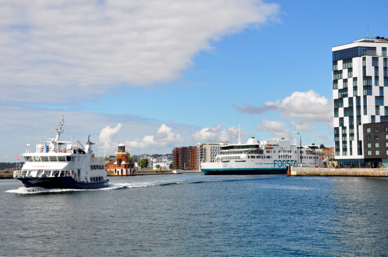 Sundsbussarnas Pernille och Forseas Aurora kör ut ur hamn